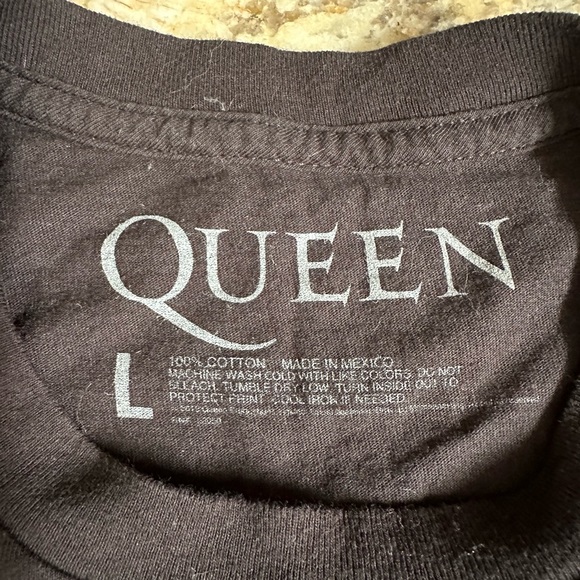 Queen t-shirt sz LG like new black w phoenix lions logo women’s - Picture 3 of 6